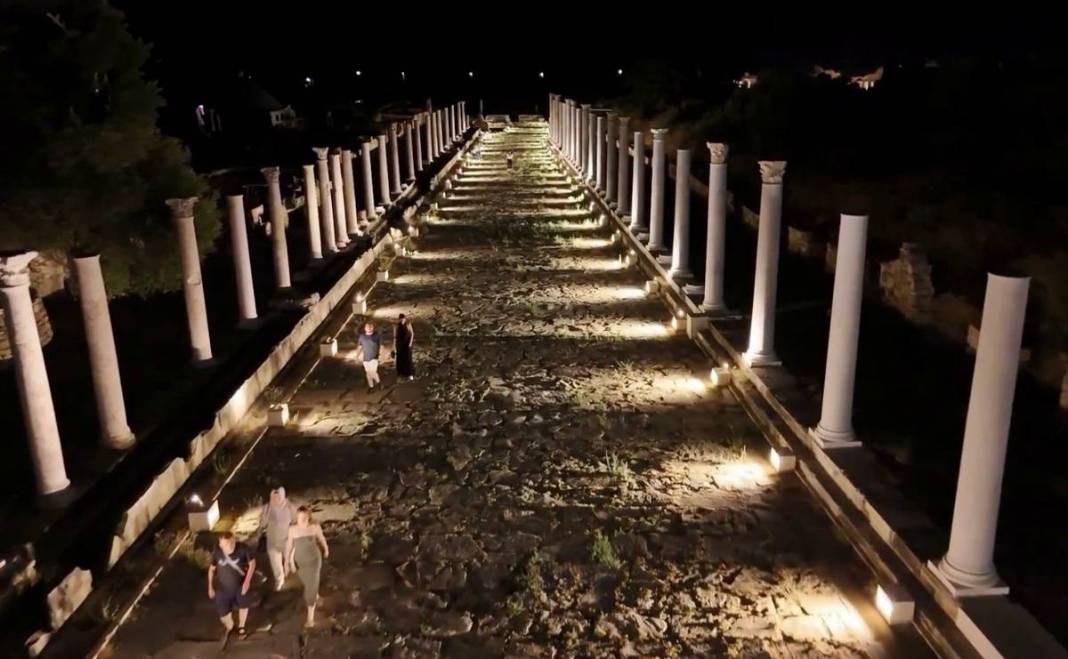 Gündüz sıcağından kaçan kültür meraklıları tarihi alanları gece serinliğinde görme fırsatı yakalıyor 15